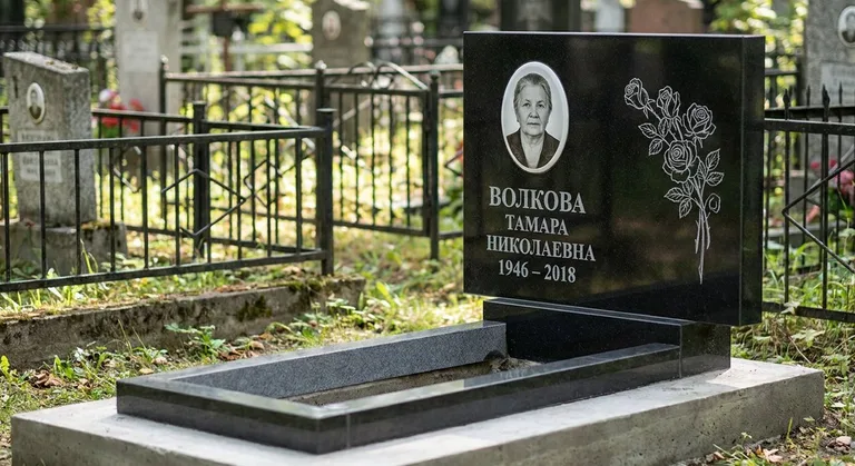 Памятник с гравировкой роз — выполненная работа «Волкова» в Казани