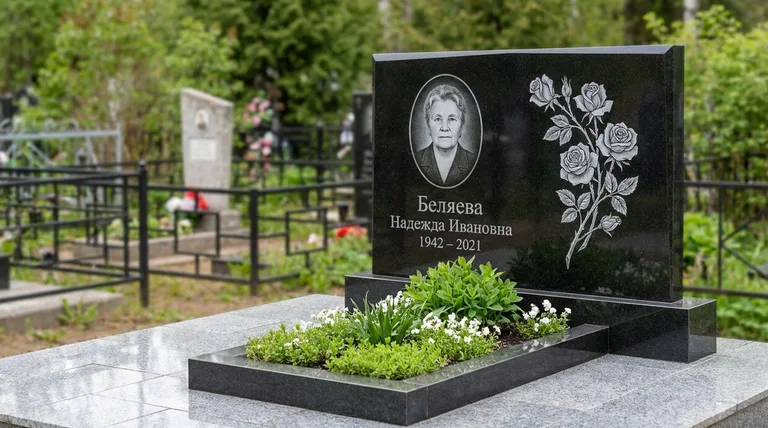 Памятник с гравировкой роз — выполненная работа «Беляева» в Казани