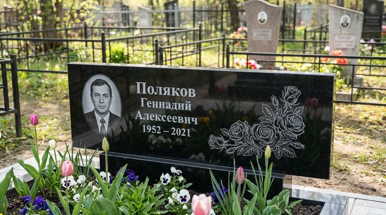 Памятник с гравировкой роз — выполненная работа «Поляков» в Казани