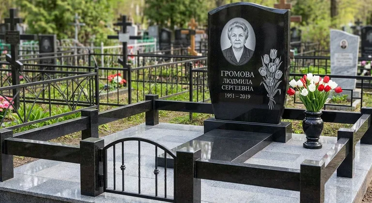 Памятник с гравировкой тюльпанов — выполненная работа «Громова» в Казани