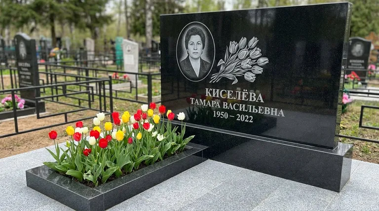 Памятник с гравировкой тюльпанов — выполненная работа «Киселёва» в Казани