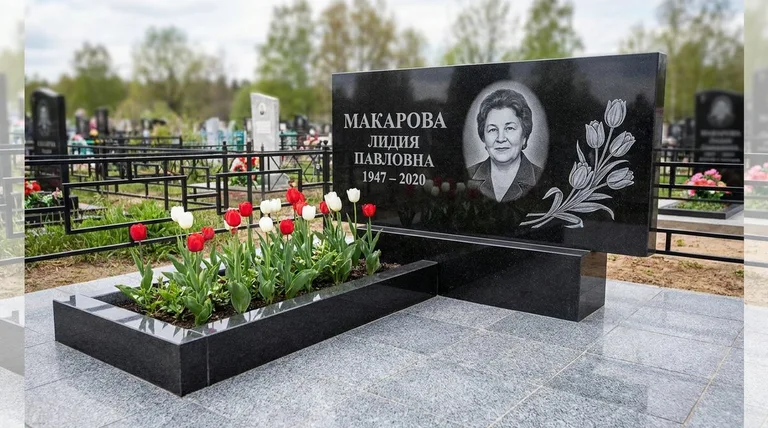 Памятник с гравировкой тюльпанов — выполненная работа «Макарова» в Казани