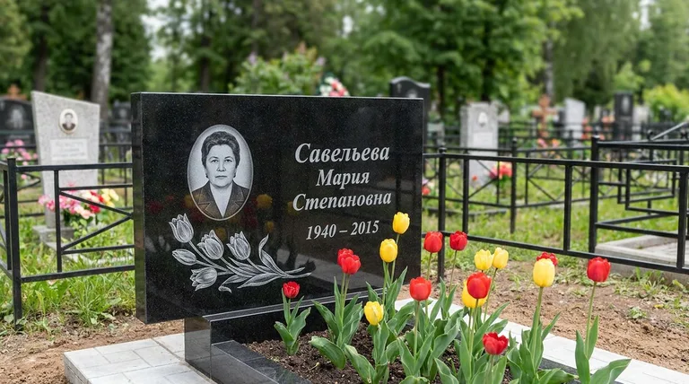 Памятник с гравировкой тюльпанов — выполненная работа «Савельева» в Казани