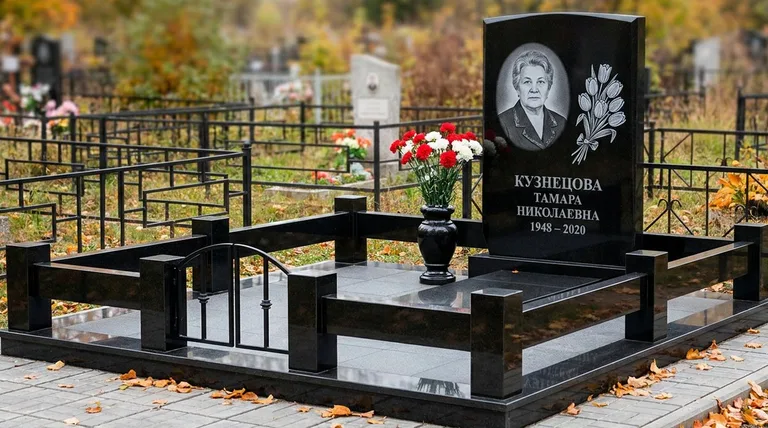 Памятник с гравировкой тюльпанов — выполненная работа «Кузнецова» в Казани