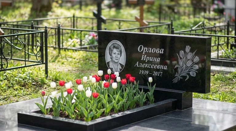 Памятник с гравировкой тюльпанов — выполненная работа «Орлова» в Казани