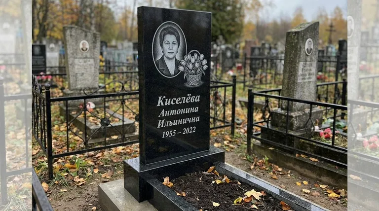 Памятник с гравировкой тюльпанов — выполненная работа «Киселёва» в Казани