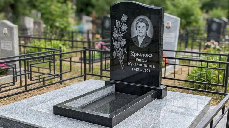 Памятник с гравировкой тюльпанов — выполненная работа «Крылова» в Казани