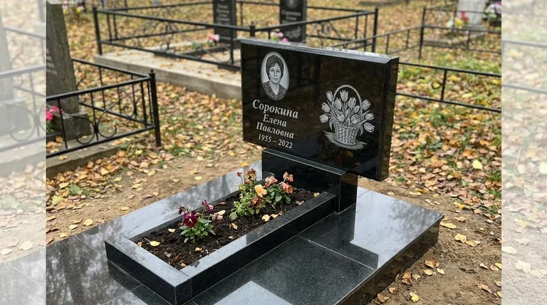 Памятник с гравировкой тюльпанов — выполненная работа «Сорокина» в Казани