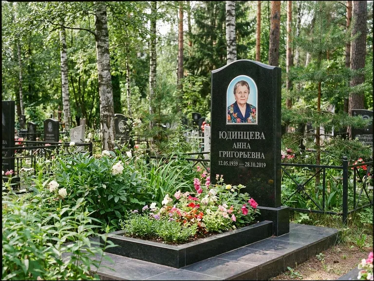 Овальный портрет на памятнике весной в Казани