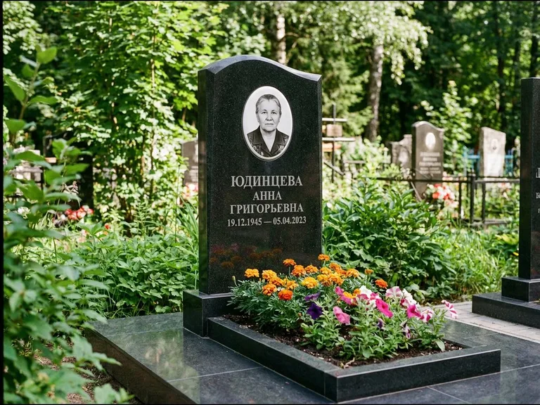 Овальный портрет на сером граните — работа «Юдинцева» в Казани