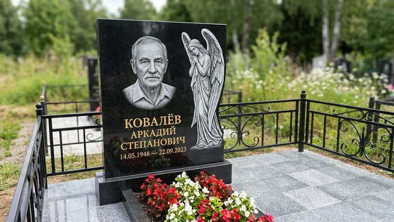 Гравировка ангела на памятник в Казани — памятник из чёрного гранита с гравировкой