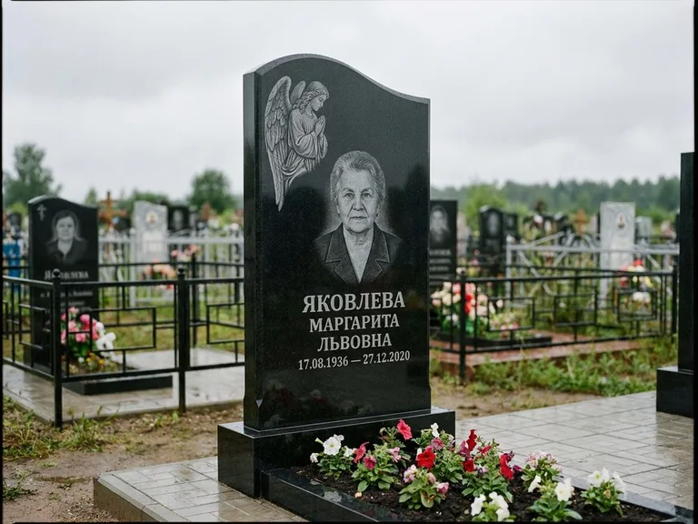 Памятник с гравировкой ангела — гравировка молящегося ангела в верхней части стелы, работа «Яковлева» в Казани