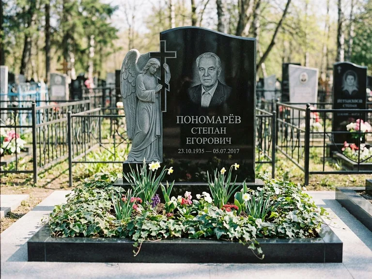 Памятник с гравировкой ангела — гравировка ангела с крестом рядом с эпитафией, работа «Пономарёв» в Казани