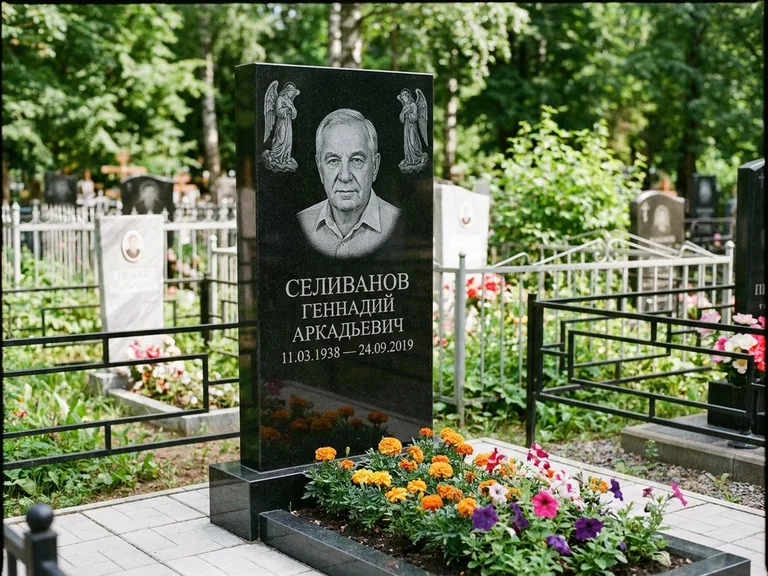 Памятник с гравировкой ангела — гравировка двух ангелов по сторонам портрета, работа «Селиванов» в Казани
