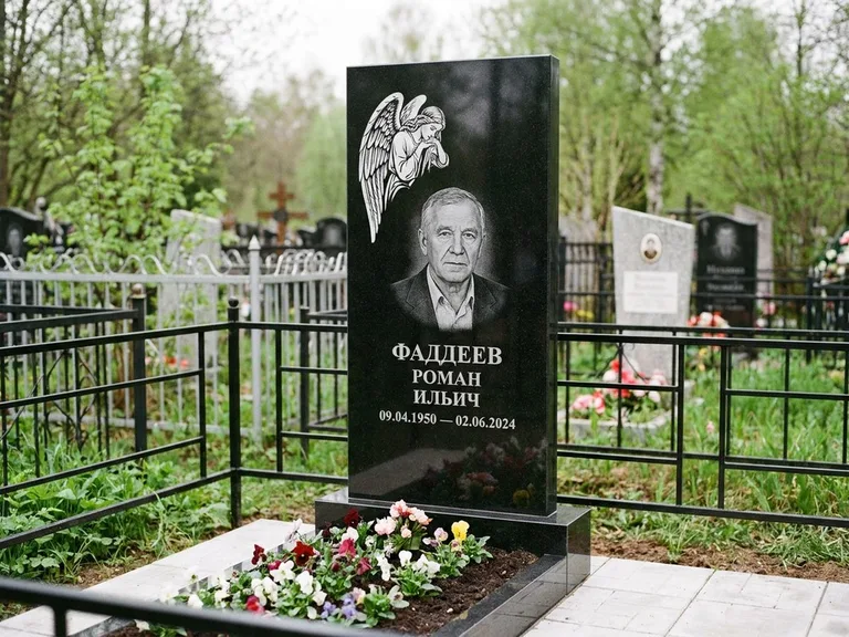 Памятник с гравировкой ангела — белая гравировка скорбящего ангела над портретом, работа «Фаддеев» в Казани