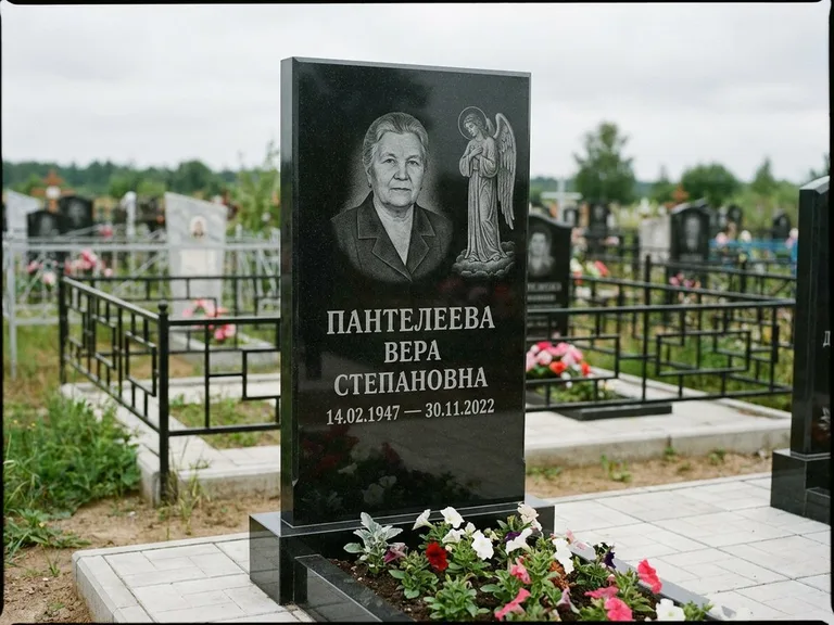 Памятник с гравировкой ангела — гравировка ангела-хранителя сбоку от портрета, работа «Пантелеева» в Казани