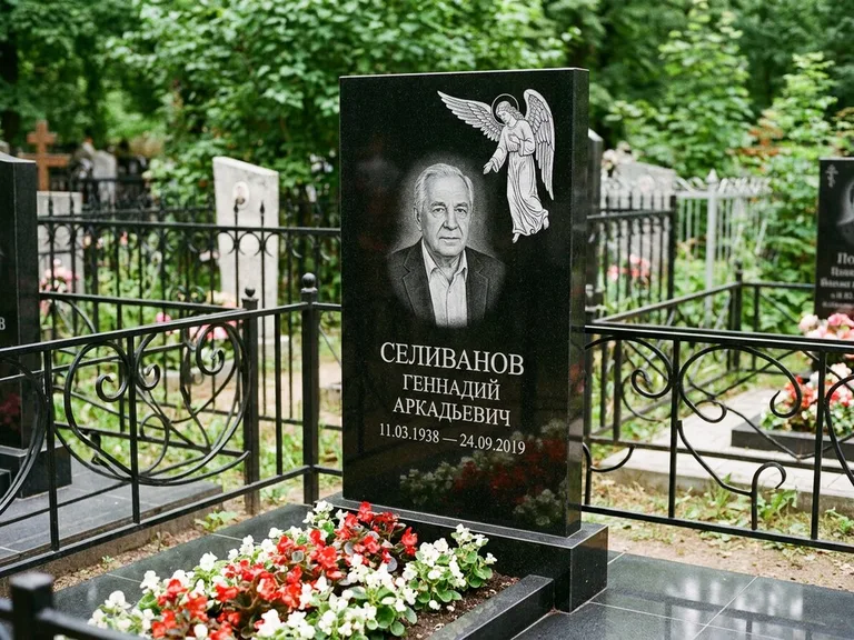 Памятник с гравировкой ангела — белая гравировка скорбящего ангела над портретом, работа «Селиванов» в Казани