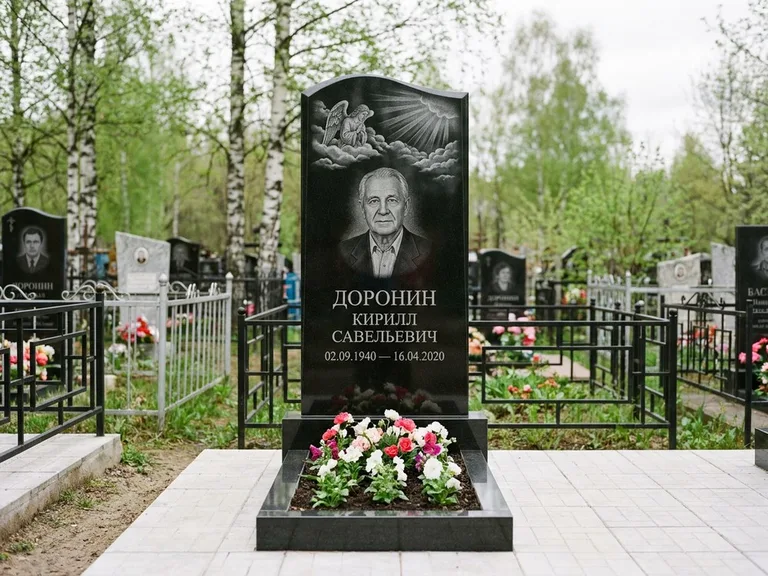 Памятник с гравировкой ангела — гравировка ангела в облаках с лучами над портретом, работа «Доронин» в Казани