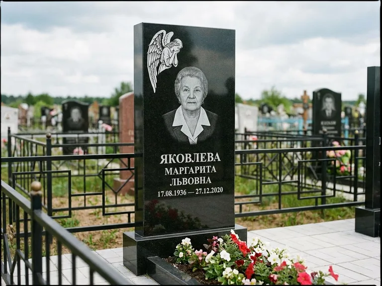 Памятник с гравировкой ангела — белая гравировка скорбящего ангела над портретом, работа «Яковлева» в Казани