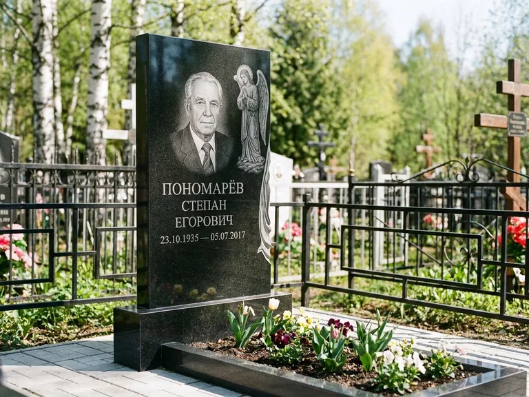 Памятник с гравировкой ангела — гравировка ангела-хранителя сбоку от портрета, работа «Пономарёв» в Казани