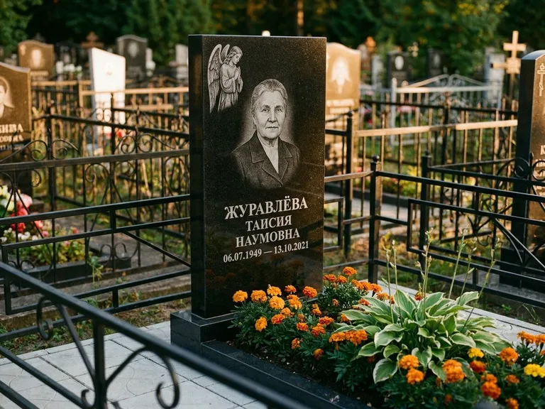 Памятник с гравировкой ангела — гравировка молящегося ангела в верхней части стелы, работа «Журавлёва» в Казани