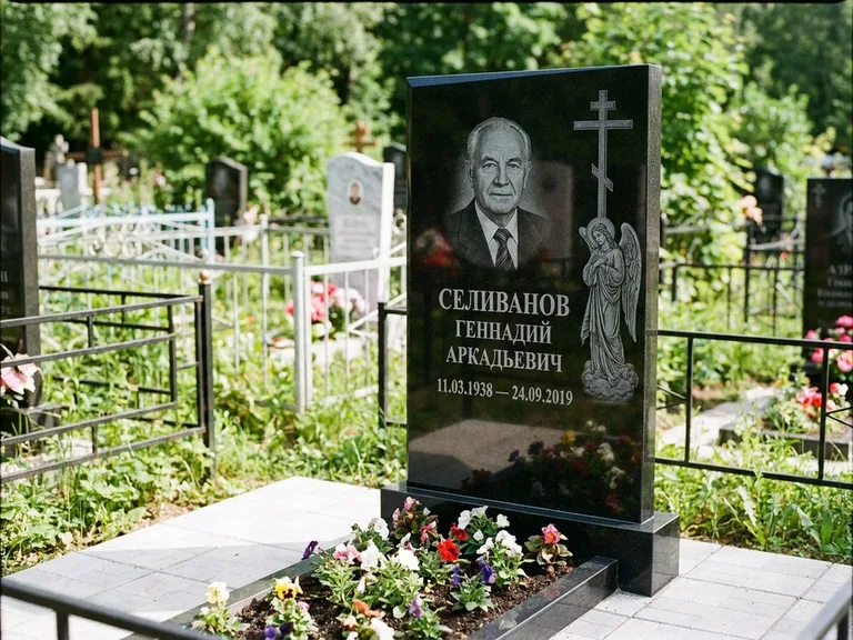 Памятник с гравировкой ангела — гравировка ангела с крестом рядом с эпитафией, работа «Селиванов» в Казани