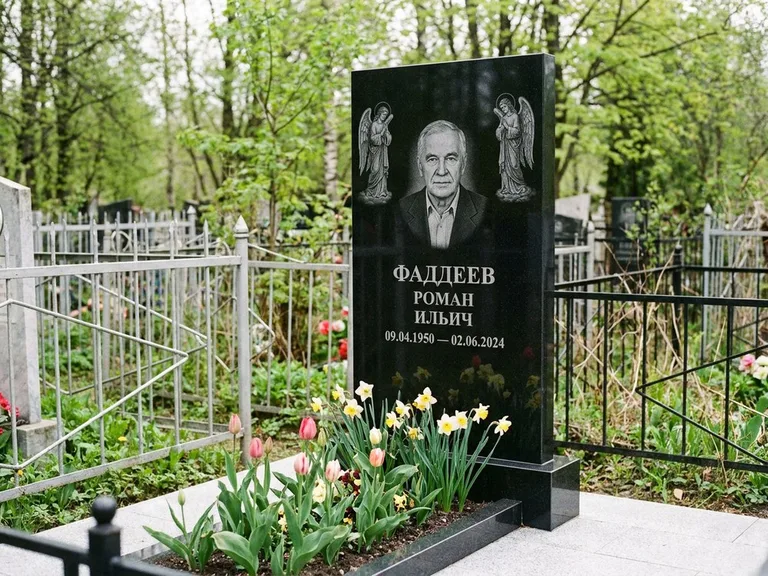 Памятник с гравировкой ангела — гравировка двух ангелов по сторонам портрета, работа «Фаддеев» в Казани