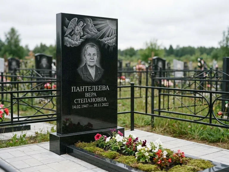 Памятник с гравировкой ангела — гравировка ангела в облаках с лучами над портретом, работа «Пантелеева» в Казани