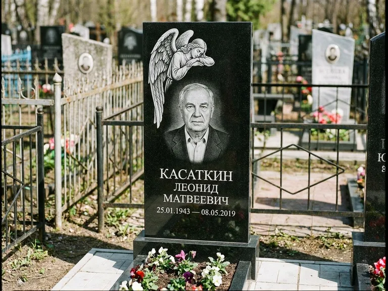 Памятник с гравировкой ангела — белая гравировка скорбящего ангела над портретом, работа «Касаткин» в Казани