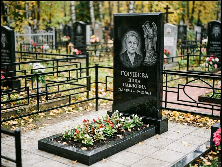 Памятник с гравировкой ангела — гравировка ангела-хранителя сбоку от портрета, работа «Гордеева» в Казани