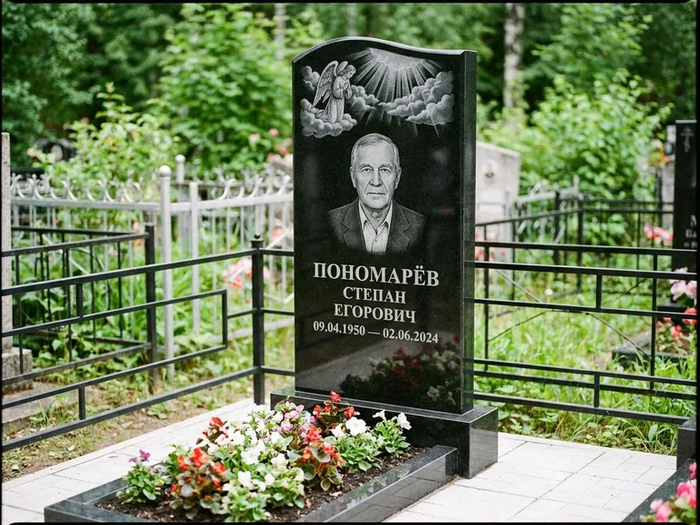 Памятник с гравировкой ангела — гравировка ангела-хранителя сбоку от портрета, работа «Лобанова» в Казани