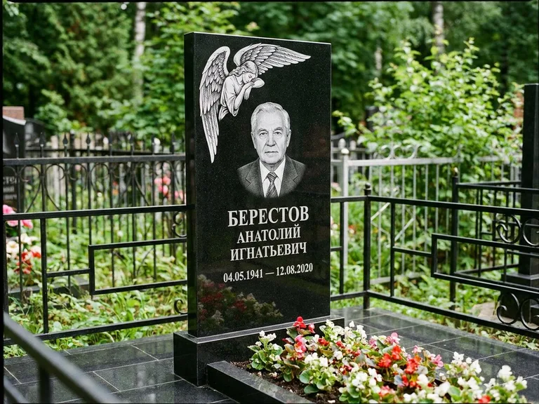 Памятник с гравировкой ангела — гравировка молящегося ангела в верхней части стелы, работа «Свиридов» в Казани