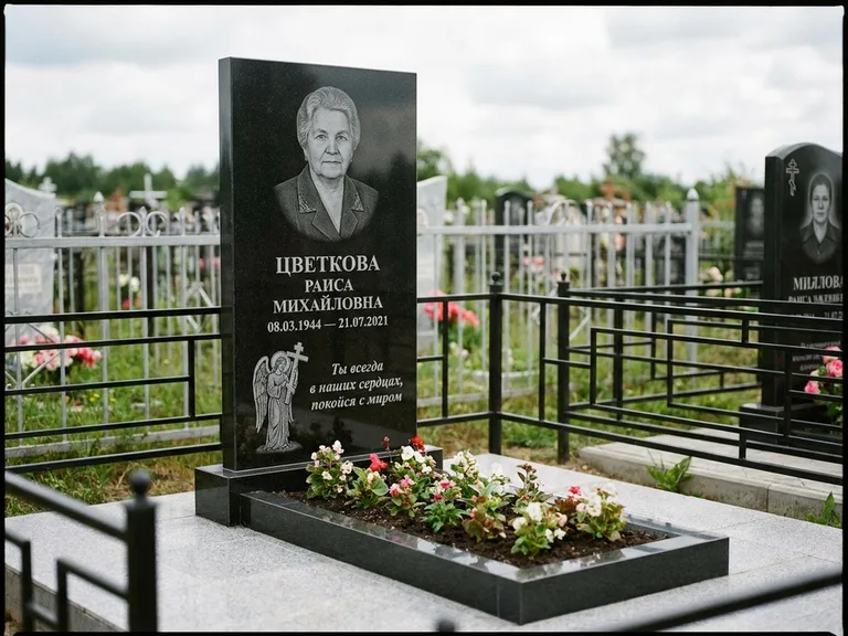 Памятник с гравировкой ангела — гравировка двух ангелов по сторонам портрета, работа «Яковлева» в Казани