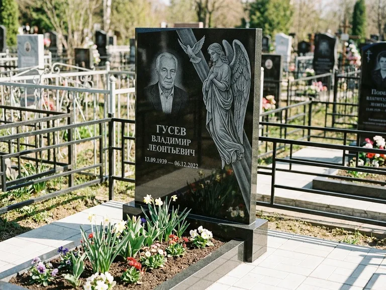 Памятник с гравировкой ангела — гравировка ангела в облаках с лучами над портретом, работа «Пономарёв» в Казани