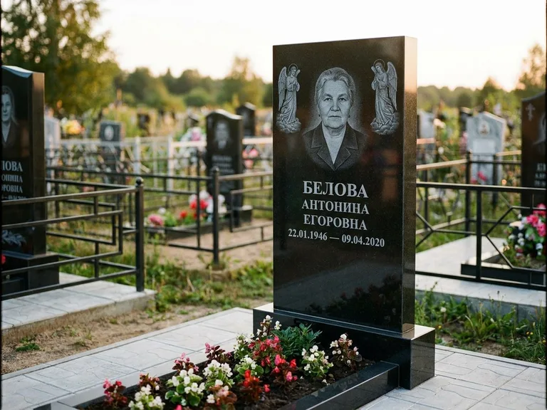 Памятник с гравировкой ангела — белая гравировка скорбящего ангела над портретом, работа «Журавлёва» в Казани