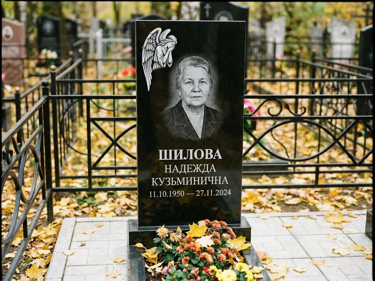 Памятник с гравировкой ангела — гравировка молящегося ангела в верхней части стелы, работа «Гордеева» в Казани