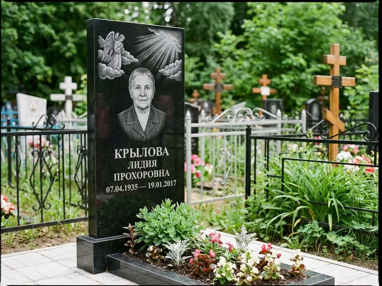 Памятник с гравировкой ангела — гравировка ангела в облаках с лучами над портретом, работа «Лобанова» в Казани