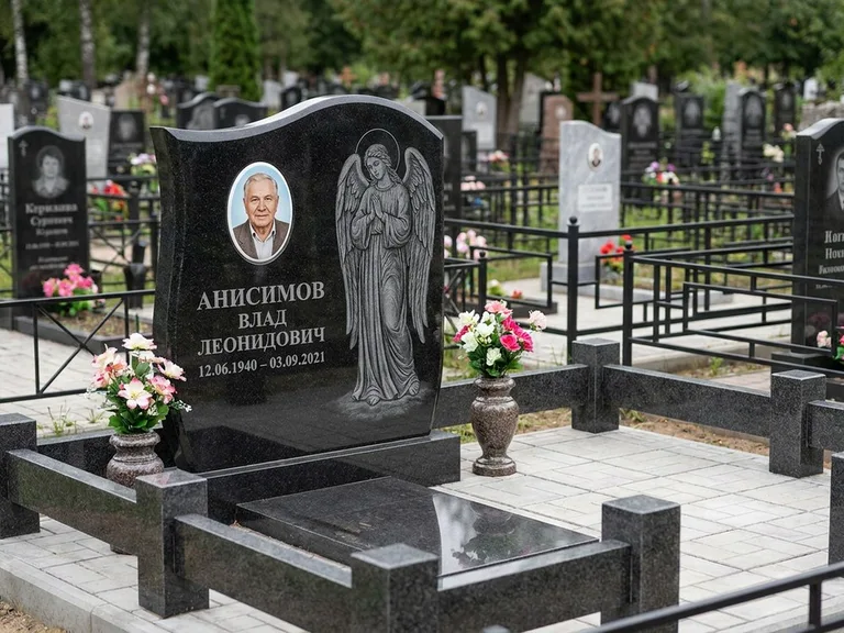 Памятник с гравировкой ангела — белая гравировка скорбящего ангела над портретом, работа «Свиридов» в Казани