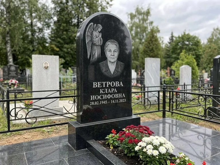 Памятник с гравировкой ангела — гравировка ангела-хранителя сбоку от портрета, работа «Игнатова» в Казани