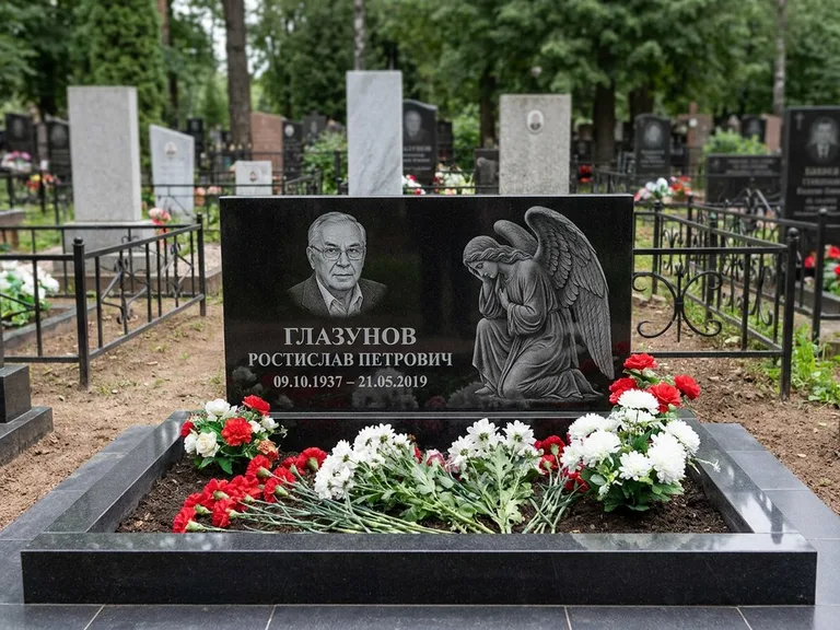 Памятник с гравировкой ангела — гравировка молящегося ангела в верхней части стелы, работа «Доронин» в Казани