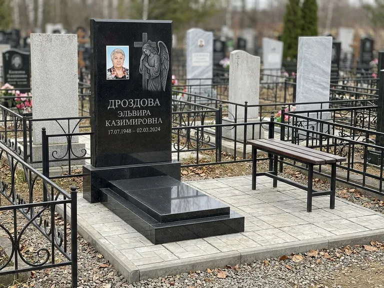 Памятник с гравировкой ангела — гравировка ангела с крестом рядом с эпитафией, работа «Яковлева» в Казани