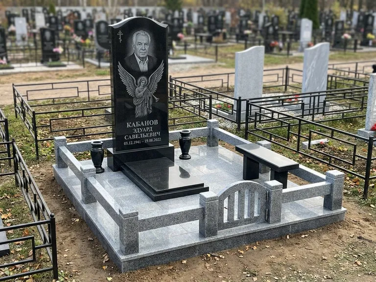 Памятник с гравировкой ангела — гравировка ангела с голубем по диагонали стелы, работа «Пономарёв» в Казани