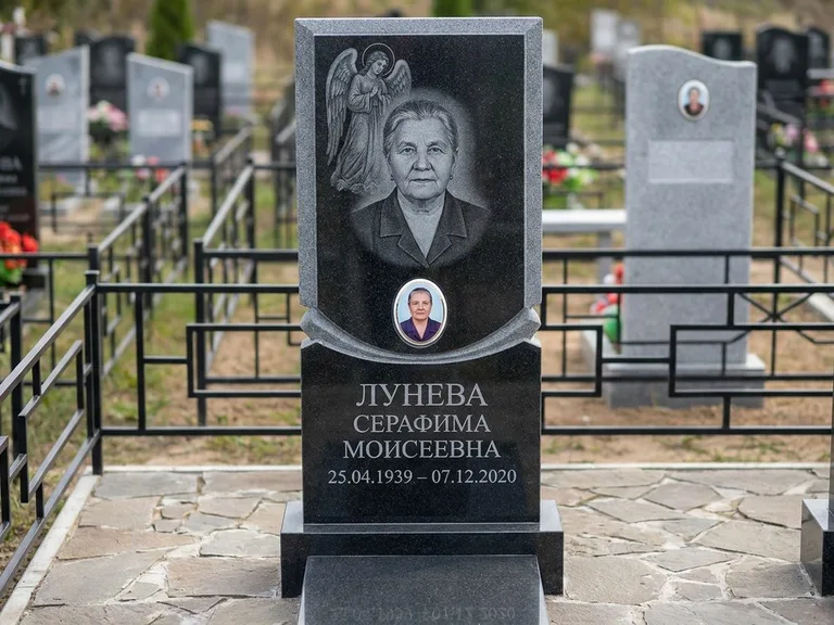Памятник с гравировкой ангела — гравировка двух ангелов по сторонам портрета, работа «Журавлёва» в Казани
