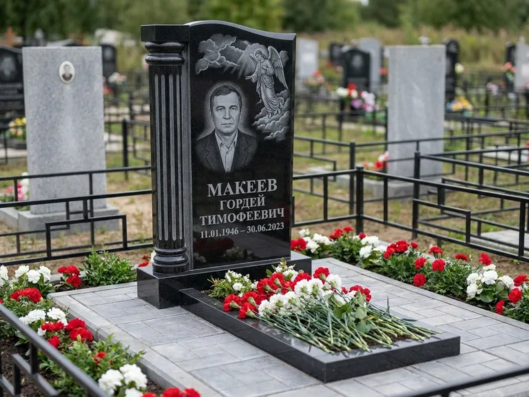 Памятник с гравировкой ангела — гравировка ангела в облаках с лучами над портретом, работа «Селиванов» в Казани