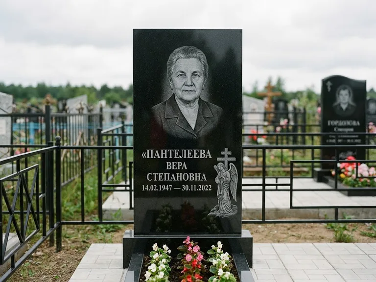 Памятник с гравировкой ангела — гравировка ангела с крестом рядом с эпитафией, работа «Пантелеева» в Казани