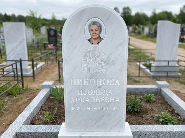 Памятник с гравировкой ангела — белая гравировка скорбящего ангела над портретом, работа «Гордеева» в Казани