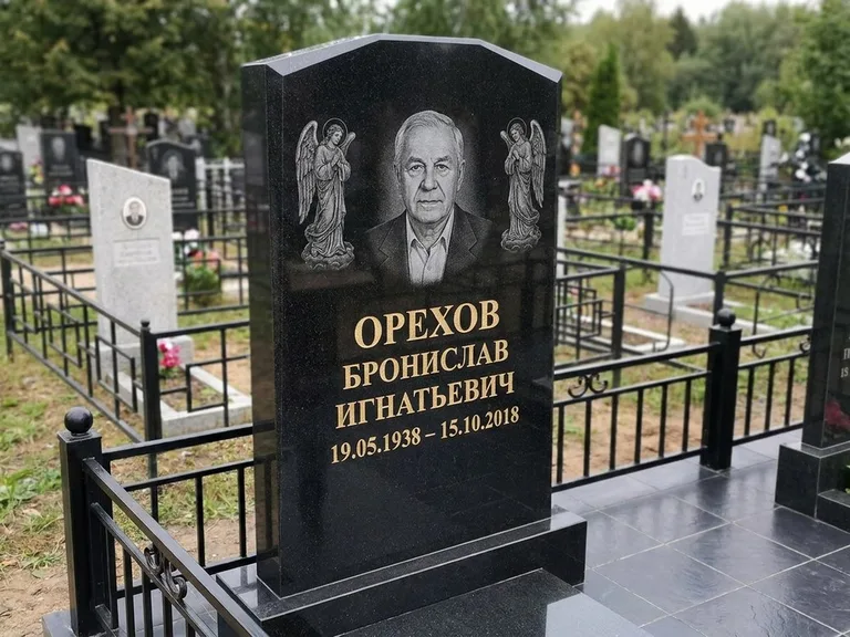 Памятник с гравировкой ангела — гравировка ангела-хранителя сбоку от портрета, работа «Фаддеев» в Казани
