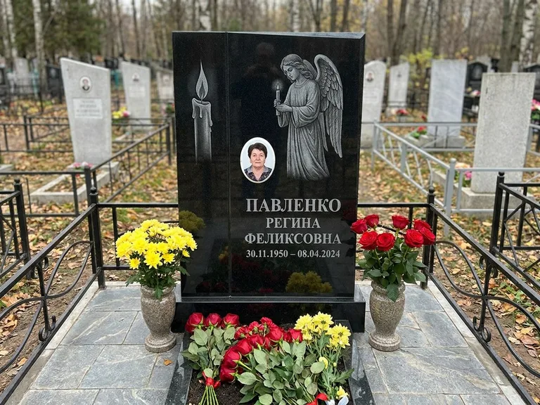 Памятник с гравировкой ангела — гравировка молящегося ангела в верхней части стелы, работа «Пантелеева» в Казани