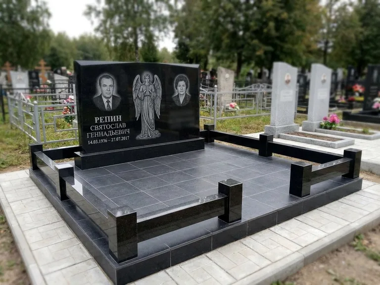 Памятник с гравировкой ангела — гравировка ангела с крестом рядом с эпитафией, работа «Касаткин» в Казани