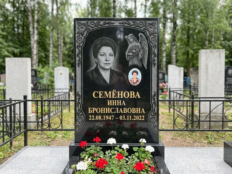 Памятник с гравировкой ангела — гравировка ангела с голубем по диагонали стелы, работа «Лобанова» в Казани